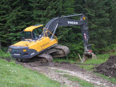 Der arme Baggerfahrer hat schon mit der Schaufel Vorarbeit geleistet. Der restliche Schlamm wird so entfernt...