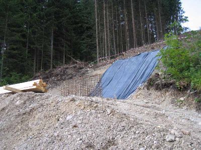 Stütze oberhalb der Talstation und oberhalb des Steilhanges.