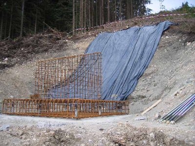 Stütze oberhalb der Talstation und oberhalb des Steilhanges.