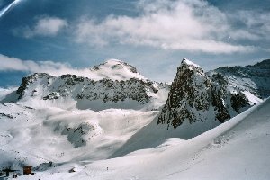 3SB Col de Ves im Hintergrund, im Vordergrund die Bergstation der 4SB Grattalu. Lifte und Gebietsteile wie Col de Ves sind der große Trumpf des Espace Killy, der Bereich ähnelt stark der Schermerspitze in Hochgurgl...
