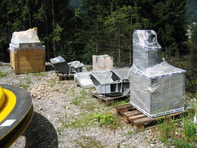 Bauteile am Lagerplatz.