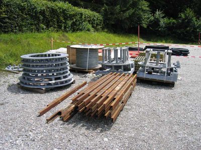 Bauteile am Lagerplatz.