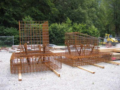 Bauteile am Lagerplatz für die Stützenfundamente.