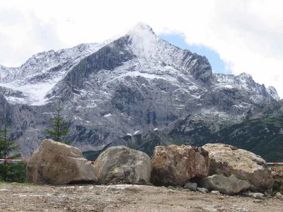 Neuschnee an der Alpspitze am 19. Juli vom Kreuzjoch aus gesehen.