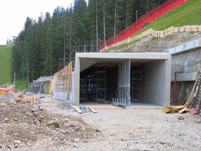 Hier kann man gut sehen, dass der Tunnel eine leichte Linkskurve macht.