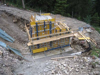 Fundament der Einfahrtstütze unterhalb des Skiweges.