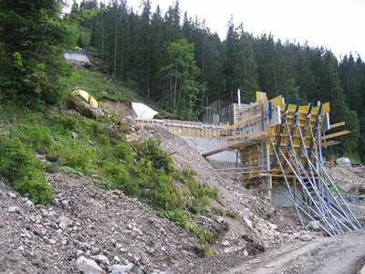 Arbeiten am vorderen Stationssteher, der aus Platzgründen schräg ausgeführt wird.