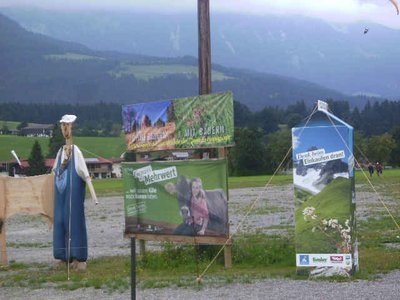 an diesem Bild is mal wieder zu erkennen wie wichtig wir Bauern sind<br />Diese Schilder stehen vor dem untersten Parkplatz der BB Söll