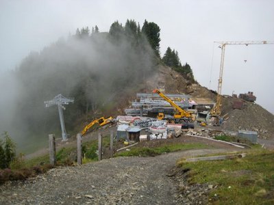 Aufbau der Bergstation der Kommandoraum wird in den Felsen betoniert
