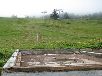Grundmauer alte Skiliftstation mit Blick zum alten und neuen Trasee