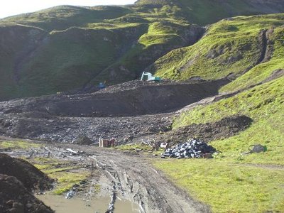 Nun ist der Lawinendamm schon erkennbar