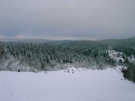 Blick von der Bergstation SL Nordhang ins Land der tausend Berg (von denen heute leider nicht so viele zu sehen waren) und auf die Piste