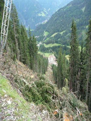 das "fundament" von einer der zwei behelfs-seilbahnen. stahlrohr in der erde, darin der pfosten, stabilisiert mit holzkeilen. diese bahn hier stellt wohl den zukünftigen hauptverlauf dar, da hier der wald gerodet wurde, und diese (augenscheinlich) an der baustelle der talstation / restaurantes endete... die bahn förderte beton.