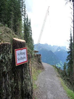 ...und nach unten. hab das system der bahn nicht wirklich verstanden. an der gondel war ein stahlseil angebracht, welches über dem boden schliff (daher das "holzdach"). darüber lief das stahlseil. <br /><br />bergab wirkt die schwerkraft. berghoch müßte ja nen motor den "schlitten" am seil am obersten punkt nach oben ziehen... irgendwie war das seil allerdings bei der hoch-fahrt nicht stramm, und gelang(soweit ich es erkennen konnte) ein paar meter vor der bergstation auf den boden. <br /><br />vielleicht war es auch eine optische täuschung... würde auf jeden fall keinen sinn machen. dann wäre nen motor am schlitten oder nen nochmaliges seil vonnöten...