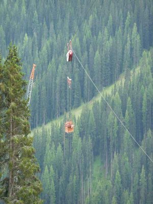 hier die zweite bahn in aktion. talwärts ca. 100-200meter versetzt, am berg die gleiche station. diese transportierte anscheinend nur mouniereisen und andere träger