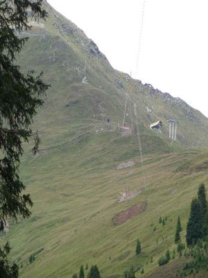 hier etwas näher. hier erkennt man auch die seilthematik, welche ich oben versucht ahbe zu erläutern. das "zugseil" hängt viel zu weit durch, als das es von der bergstation aus gerollt sein könnte (oder ich vertue mich hier durch die schwere des seiles...)