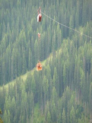 bergstation. oben rechts: bergstaion der sattelbahn.<br /><br />im april war sie dort oben so einsam und verlassen. freut mich, dass sie nen kollegen in der nachbarschaft bekommt :)