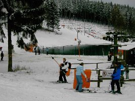 Der Winterberger Scheiteich am SL Flutlichthang, noch gut gefüllt, die Kunstschneeanlage ist übrigens von Techno Alpin