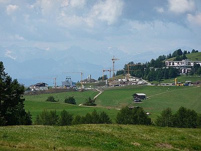 Compatsch gleicht mit fünf Kränen einer Großbaustelle (Langlaufzentrum, etc.)