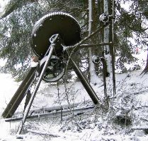 Altes Seilliftgestell, welches im Wald vor sich hin rostet