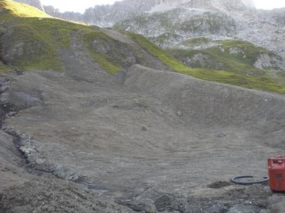 Der humusierte Lawinendamm