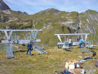 Die Montage der Stützenjöcher hat heute begonnen
