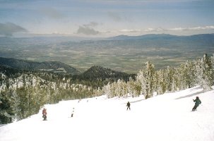 Nochmal der Blick vom Skigebiet mit Piste in die Wüste von Nevada.