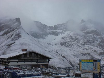 Auf Grund des zähen Nebels wurde die Montage auf Dienstag verschoben