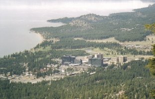 Der Blick auf die Hotels. In dem großen ganz rechts (&amp;quot;Caesars&amp;quot;) haben wir gewohnt. Dort wo die beiden großen schwarzen Hotels stehen ist die Grenze zwischen Nevada und Californien. Krasser Unterschied!