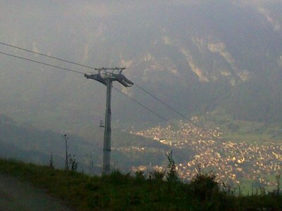 mitten im Dreieck, schön Platz um mit der Piste links und rechts vorbei...mal schauen was sie mit Pistenpräparieren machen