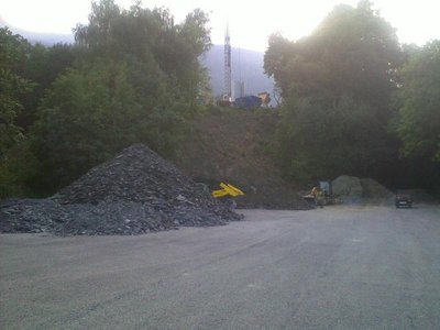 Beim Fundament des Lifts in der Talstation sind sie unerwartet auf sehr viel Fels gestossen...dafür sackt der Lift sicher nicht ab :-)