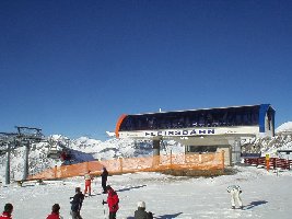 Die Bergstation. Von hier führt dann noch der 1100 Meter lange Hochfleiss- Schlepper bis zur Gjaidtroghöhe auf 2902 Metern, der aber geschlossen war. Somit sind normalerweise auch auf der Fleißalm Abfahrten mit bis zu 1100 Metern Höghenunterschied möglich