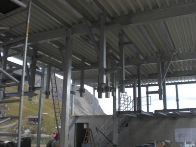 Im Bahnhof geht es auch voran. Nächste Woche sollten die Sessel kommen