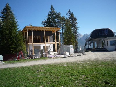 Neubau am Gipfel wo der Ski-Service Container statt