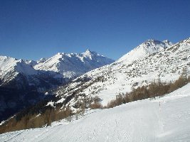 Tauernabfahrt weiter unten mit Blick hinüber zur Schareckabfahrt. Ab Bergstation Seppenalmlift sehr gute Bedingungen. Und immer wieder der Glockner, das dominierende Element in Heiligenblut.
