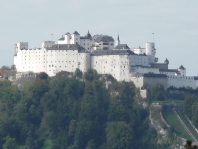 Blick aus 26 Metern Höhe von Aigen zur Festung Hohensalzburg mit dem Reiszug