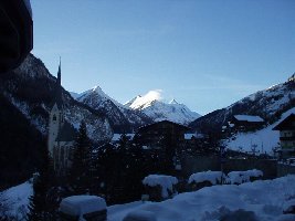 Der Ort Heiligenblut mit der berühmten Kirche und dem Großglockner im Hintergrund