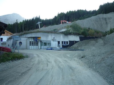 Die Garage der Marchner-Bahn steht noch, die Talstation nicht mehr