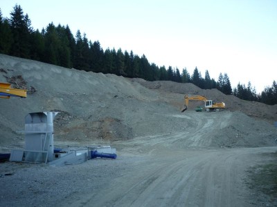 Auf den letzten Baubildern war da noch Wiese...neues Hotel oder Wasserspeicher?