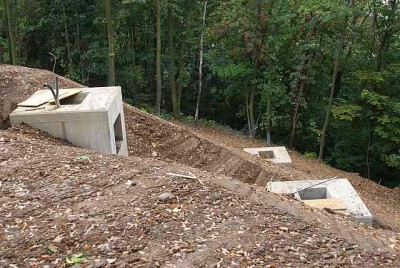 Fundament der Stütze vor der Bergstation. Die Stütze und die Bergstation sollen später von der Talstation nicht zu sehen sein