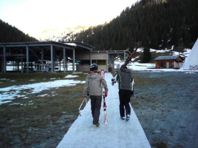 An der Talstation von Plaun, kaum Schnee vorhanden