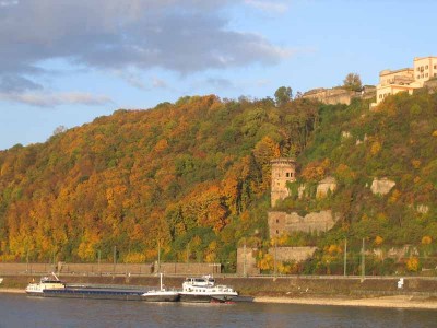 Links neben dem Festungsgebäude ist die Bergstation, man sieht sie von der Talstation aus nicht.