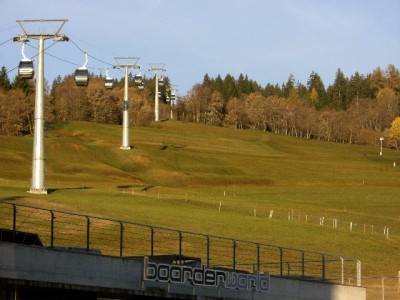 Unten sind die Wiesen noch grün...