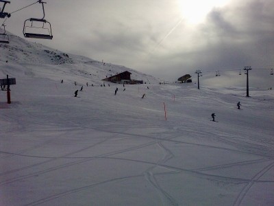 Viele Leute bei der Kreuzung von den Pisten Usser Isch und Standard