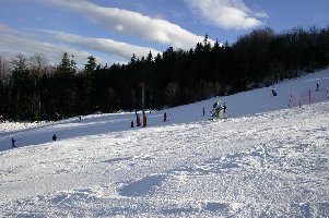 Mit der zweiten Piste ging auch der Paralelllift (POMA) in Betrieb. Die östliche Piste (die die schon seit Ende November offen ist) ist endlich in voller Breite beschneit und sehr gut zu fahren.
