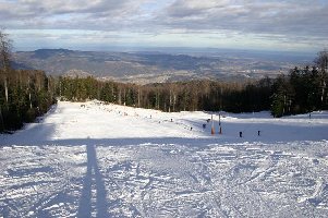 Cojzarica: endlich auch die westliche der beiden Pisten offen, allerdings nur etwa 1/2 Pistenbreite beschneit.