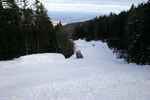 ... leider muss man nach etwa 2/3 der Abfahrt bei einem Zwischeneinstieg auf den Lift, am unteren Drittel der Abfahrt fehlen (Aussage des Pistenchefs) 'noch 24 kalte Stunden'.