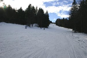 ... recht guter Kunstschnee, in Betrieb aber nur einer der beiden Paralellschlepper (beim anderen ist die Trasse noch nicht beschneit) ...