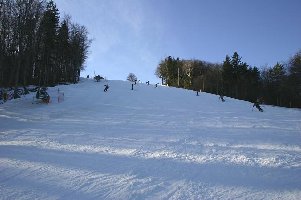 Oberhalb der Mittelstation zeigt die Piste erste braune Flecken, die Kanonen sind bei Plusgraden machtlos ...
