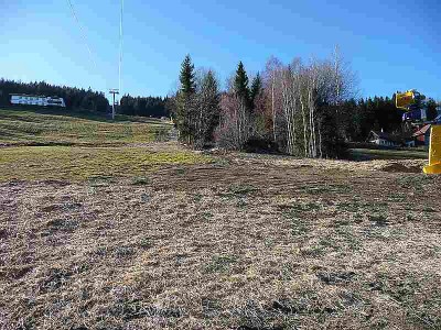 Standort Piste 9. Piste 10 mündet rechts ein.